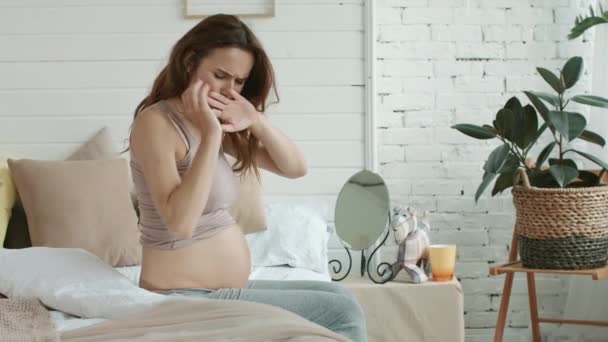 Zbliżenie kobiety w ciąży czuje mdłości łóżko. Ciężarne cierpienie poranek chory dom. — Wideo stockowe