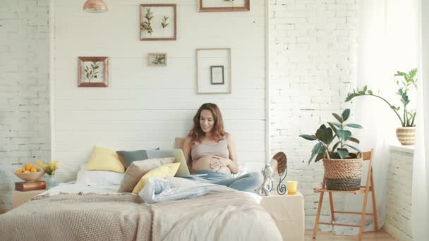 Mère du ventre surfant sur Internet avec ordinateur portable. Carnet de travail femme enceinte — Video