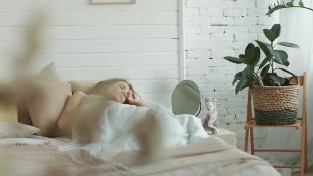 La future mère ressent une douleur enceinte. Femme enceinte couchée lit à la maison . — Video