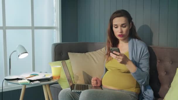 Close up pregnant businresswoman having agressive phone call at home. — Stok video