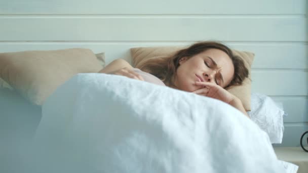 Macro zwangere vrouw voelt zich misselijk in bed. Buik moeder lijden zwanger ziek — Stockvideo