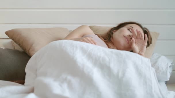 Gelukkige zwangere buikvrouw die thuis ontwaakt. Macro zwangere vrouw liggend bed. — Stockvideo