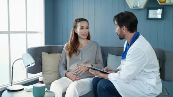 Mulher grávida sorrindo médico visitante. Obstetra consulta mulher grávida — Vídeo de Stock