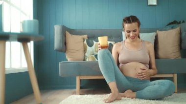 Yakın plan, yoga pozisyonunda oturan hamile bir kadın..