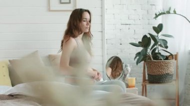 Gülümseyen anne göbek hacmi şaşırtıcı. Karnını ölçen hamile bir kadın.
