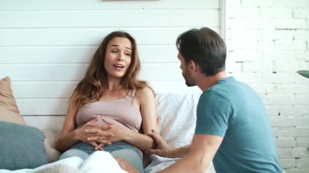 Primer plano esposa embarazada enojada discutiendo con el marido. Molesto esposa embarazada — Vídeos de Stock