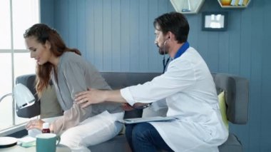 Doktor, hamile kadını steteskopla kontrol ediyor. Doğum öncesi muayenesi.