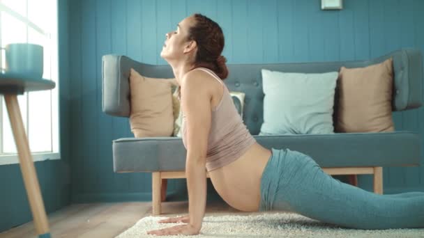Bella incinta pancia madre rendendo cane posa al chiuso. Esercizi prenatali di yoga — Video Stock