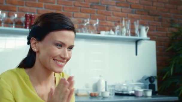 Mulher surpreso aplaudindo em home office. feliz dona de casa sentado na cozinha . — Vídeo de Stock