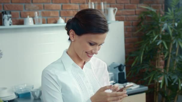 Mulher romântica mensagem de texto no telefone. Menina alegre verificando o conteúdo do telefone . — Vídeo de Stock