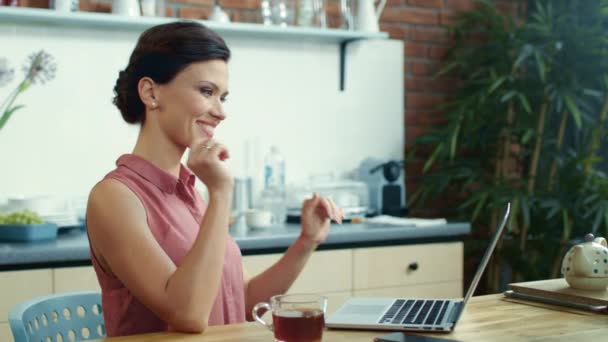 Zakenvrouw klaar met werk op laptop. Jong meisje dat thuis thee drinkt. — Stockvideo