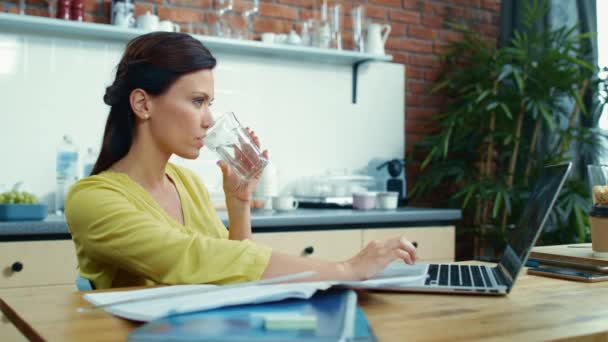 Bonne femme d'affaires ayant de bonnes nouvelles sur ordinateur portable. Fille excitée applaudissements mains. — Video