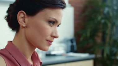 İş kadını dizüstü bilgisayarını bitiriyor. İnternette gezinen kız.