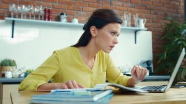 İş kadını projeyle ilgili sorun yaşıyor. İşten izin alan bir kadın..