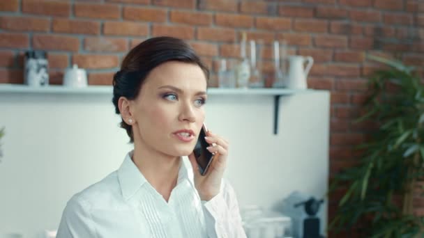 Elegáns üzletasszony üzleti találkozót tervez. Fiatal nő beszélő telefon. — Stock videók