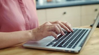 Evde dizüstü bilgisayarla çalışan bir iş kadını. Ev hanımı arkadaşlarıyla internette sohbet ediyor..