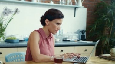 İş kadını ofisteki laptopta çalışıyor. Kadın serbest çalışanın aklına bir fikir geldi..