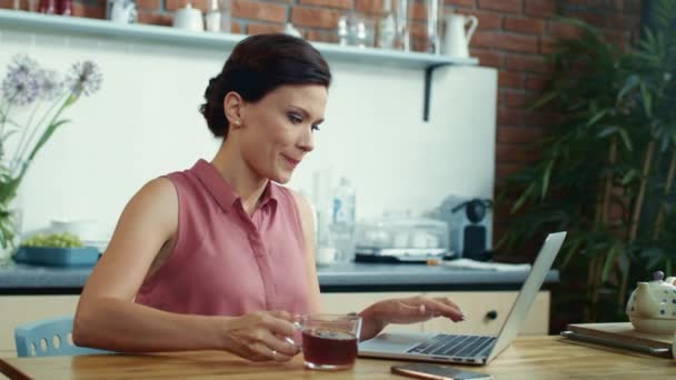 Frilansande kvinna som avslutar arbetet med datorn. Studentflicka får idé hemma. — Stockvideo