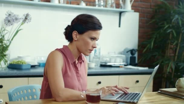Affärskvinna på laptop på hemmakontoret. Kvinnlig frilansare får en idé. — Stockvideo