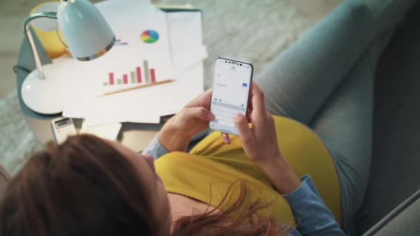 Pregnant businesswoman texting message on smartphone at home in slow motion. — 비디오