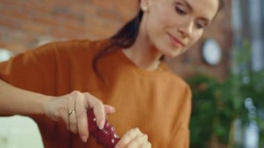 Sebze salatasına baharat ekleyen bir kız. Mutfakta sebze çeşnili kadın..