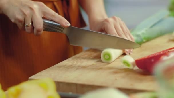 Manos femeninas picando puerro verde. Chica preparando plato vegetariano saludable. — Vídeos de Stock