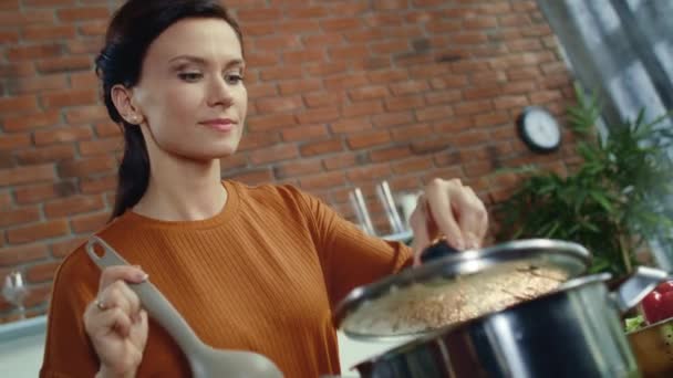 Femme sentant la soupe chaude dans la cuisine. Femme au foyer cuisine repas à la maison cuisine . — Video