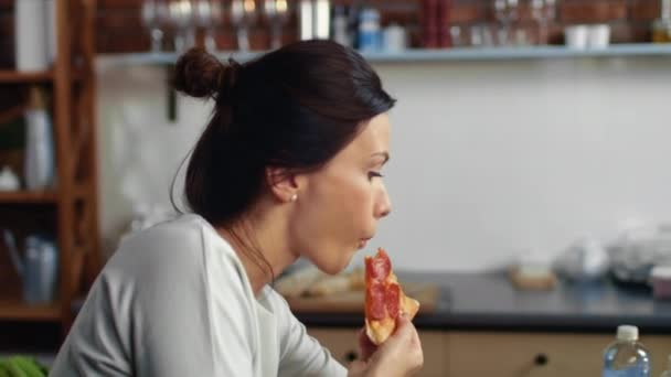 Chica hambrienta comiendo comida de cajas. Bonita morena tomando rebanada de pizza. — Vídeos de Stock