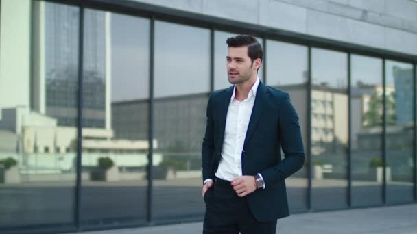 Closeup businessman standing near building at street. Man putting hand in pocket — ストック動画