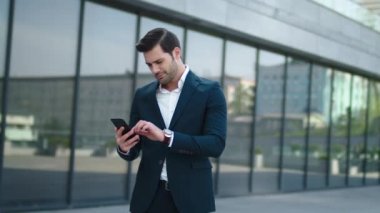 Sokakta cep telefonu kullanan adamı kapat. Erkek dışarıda zaferi kutluyor