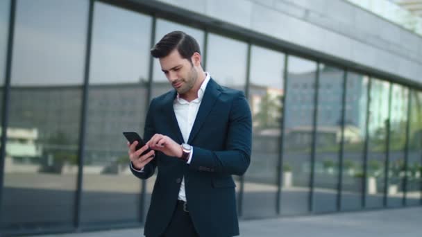 Zavřít muže pomocí mobilního telefonu na ulici. Muž slaví vítězství venku — Stock video