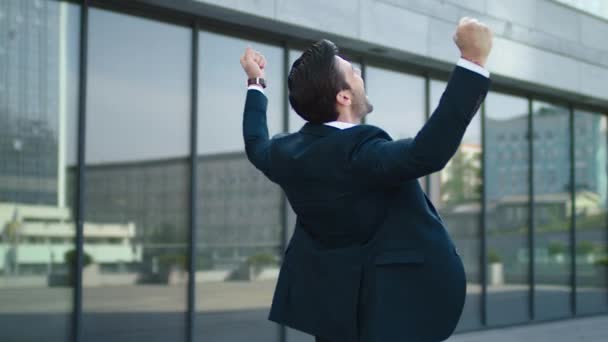 Primer plano consiguiendo un ascenso al aire libre. Hombre disfrutando de logros en la calle — Vídeos de Stock