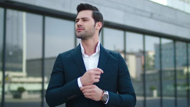 Closeup businessman standing at street. Business man looking at wrist watch — 비디오