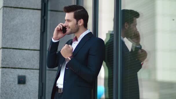 Closeup businessman talking phone outside. Business man using smartphone — 图库视频影像