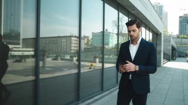 Closeup man arguing by phone. Businessman walking in slow motion at street — 图库视频影像