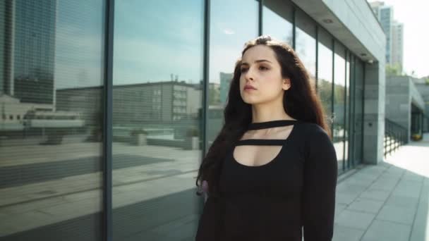 Closeup woman entrepreneur walking at street. Woman looking away outside — Stok video