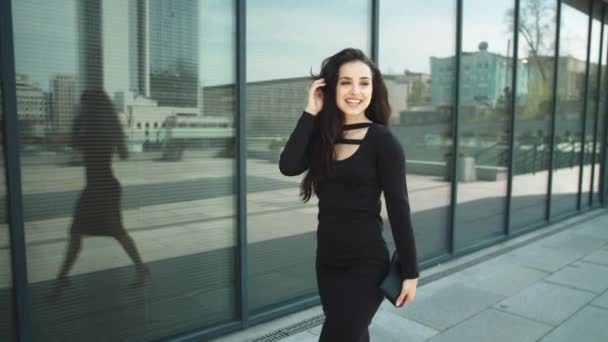 Una mujer de negocios sonriendo en la calle. Mujer tocando el pelo en vestido de lujo — Vídeos de Stock