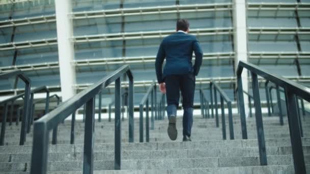 Vista posteriore uomo elegante andare al piano di sopra in giacca e cravatta in strada. Uomo d'affari di successo — Video Stock