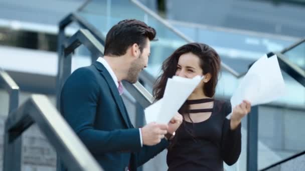 Closeup business couple celebrating victory. Business man and woman smiling — Stok video