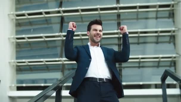 Biznesmen z bliska świętuje zwycięstwo. Biznesmen klaskający dłońmi na zewnątrz — Wideo stockowe