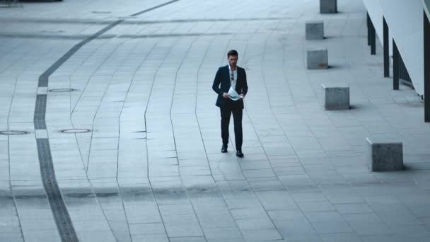 Geschäftsmann liest Dokumente auf der Straße. Mann wirft Papiere in Zeitlupe — Stockvideo