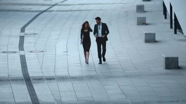 Business couple talking in stylish clothing. Business couple walking at sidewalk — Stock Video