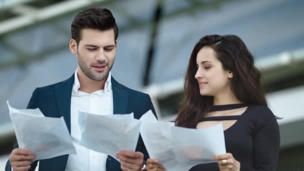 Pareja de primer plano lanzando papeles en cámara lenta. Pareja celebrando la victoria — Vídeos de Stock