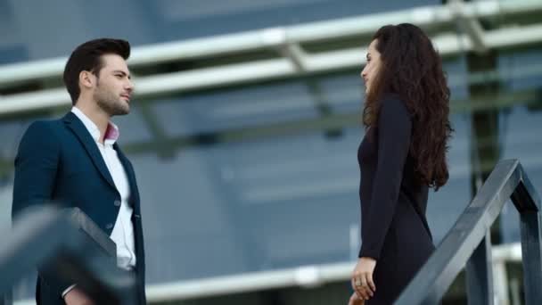 Close up young couple meeting at street. Business man and woman smiling outdoors — 图库视频影像