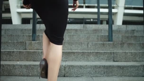 Portrait élégantes jambes de femme montant à l'étage dans des chaussures élégantes à l'extérieur — Video