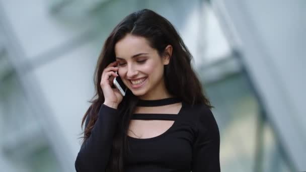 Retrato mujer emprendedora de pie. Mujer de negocios tocando el cabello al aire libre — Vídeo de stock