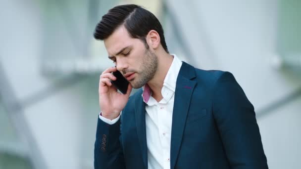 Retrato hombre de negocios hablando smartphone. Hombre que tiene negocios hablar por teléfono — Vídeos de Stock