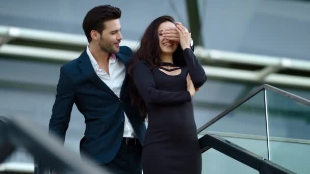 Feche a reunião de casal jovem na rua. Homem de negócios e mulher sorrindo ao ar livre — Vídeo de Stock