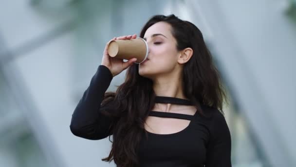 Portrait male drinking coffee at city street. Business woman smiling outdoors — Stockvideo