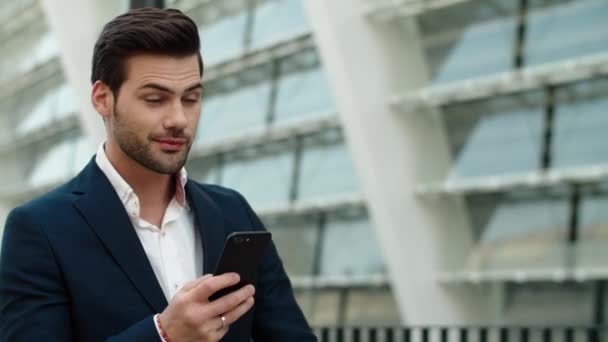 Retrato de hombre de negocios caminando por la calle. Hombre sonriendo en traje elegante al aire libre — Vídeo de stock